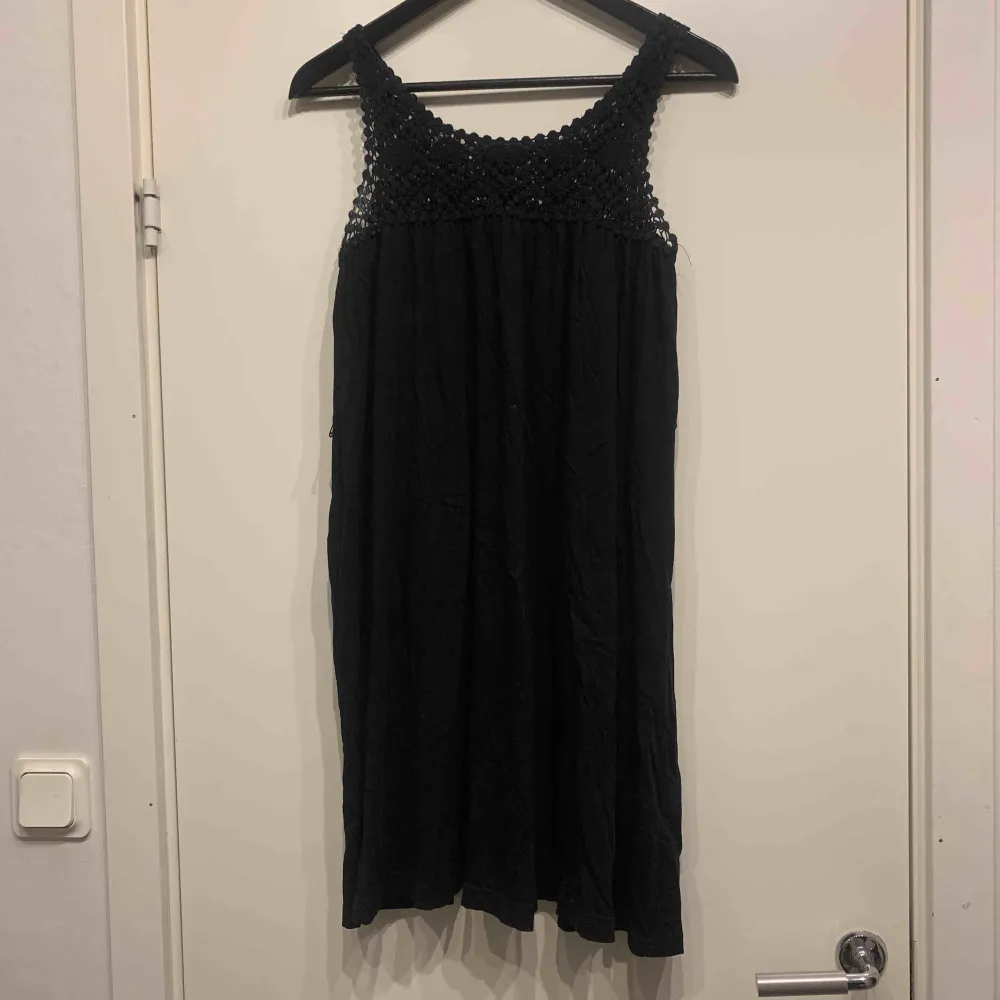 •svart klänning med stickad detalj upptill. Klänningar.
