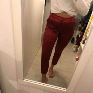 Vinröda sidenbyxor - Röda byxor i siden från NAKD! Använda 1 gång, säljer pga lite små för mig:(  Frakten är inkluderad i priset! 