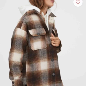  - Säljer min kappa från H&M då jag inte riktigt får användning av den, använd fåtal gånger. Jackan är slutsåld överallt.