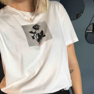  - Såå snygg t-shirt från Hm med coola tryck både bak och fram, bild nr 3 visar trycket på ryggen