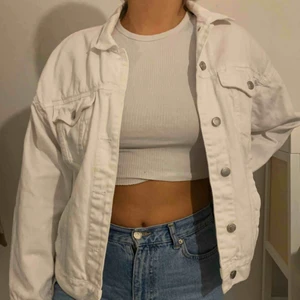  - Vit jacka från pull&bear i storlek M 