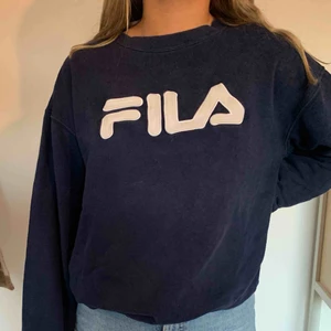  - Blå tjocktröja från fila köpt på secondhand från humana, storleken är L men passar för folk som har storlek S/M