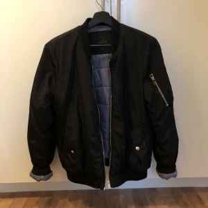  - Tjockare bomberjacka i stl L från Only, passar s/m beroende på hur man vill att den ska sitta. Svart, med dragkedja och fickor🌸 