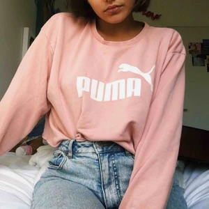 Puma tröja - Ljusrosa Puma tröja. Har klippt den. Klicket är 3,5/5 💖 