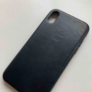  - Äkta iPhone X/XS skal. Små skador, skriv privat så skickar jag bild, men i överlag fint skick. Skalet är svart i skinn. Köpt för 500kr
