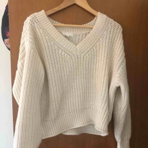  - Stickad tröja från hm. Använd en gång.