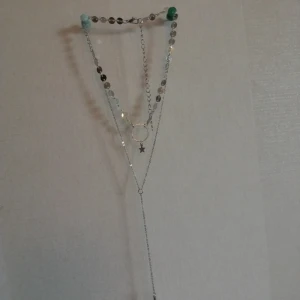  - Halsband i silverfärgad metall med ställbar kedja