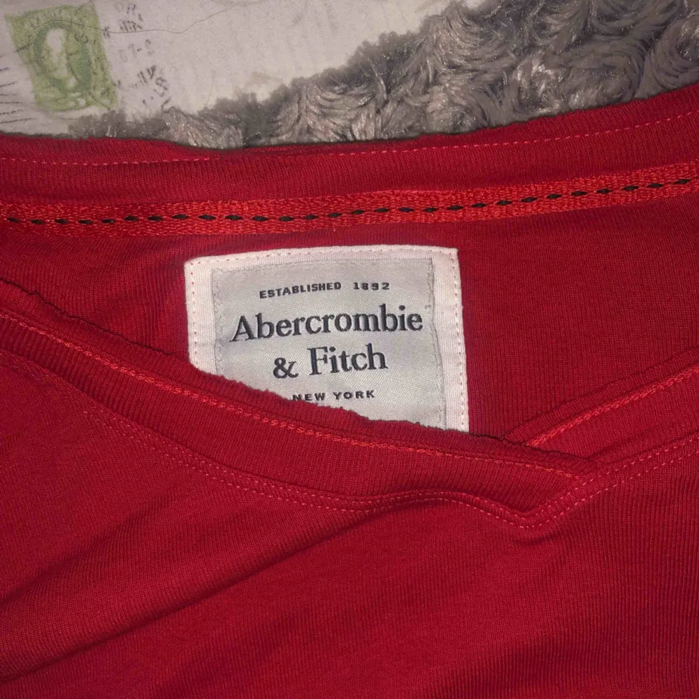 En tröja från Abercrombie & Fitch som är jättefin på men kommer tyvärr inte så mycket till användning. Storleken i tröjan står som XL men passar bättre som L. Tröjan är använd 1 gång och är därför väldigt bra skick. . Toppar.