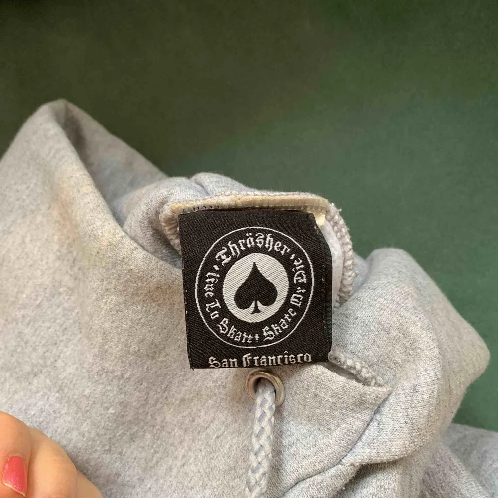 Säljer min favorit hoodie från trasher, köpt på affären Hollywood i Stockholm för lite mer än ett år sedan. Sparsamt använd. Köparen står för frakten på ca 100kr . Hoodies.