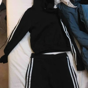  - Ett supermysigt mjukis-set från Madlady. Helt oanvänt, då jag har så mycket andra mys kläder! tröjan är lite crop top aktig men absolut inte för kort. Båda delarna för 200 kr plus frakt skon tillkommer. 😊