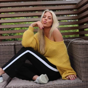  - Utsvängda mjukis tights. Frakt tillkommer 63kr spårbart. Går även att köpa stickade tröjan. + säljer även dessa tights i blå/röd också 