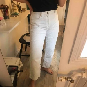  - Skitsnygg vit manchesterbyxa. Endast använda 3 gånger och sedan har de tyvärr inte kommit till användning mer. Köparen står för frakten 💕