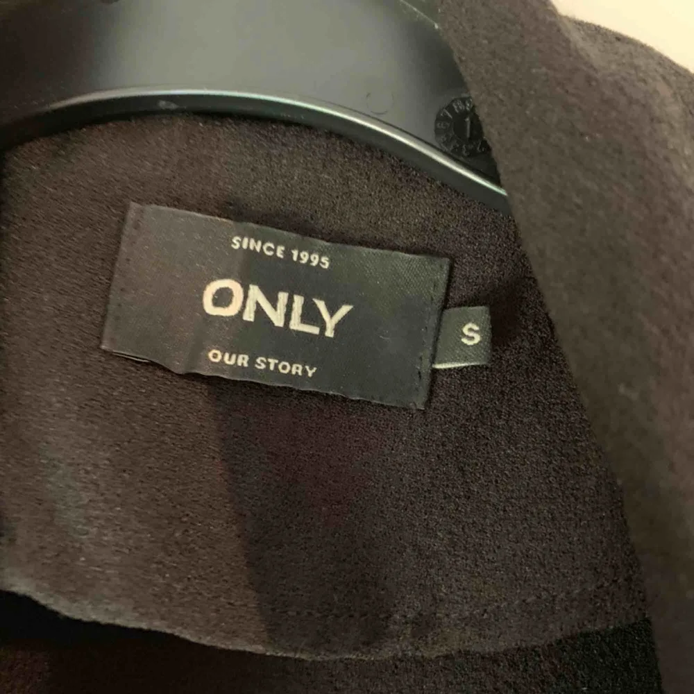 Säljer min svarta kappa som är i storlek S, köptes från början från Nelly.com och kostade då 399kr men säljer den nu för 150kr. Jackor.