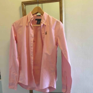  - Rosa Ralph Lauren dam-skjorta! Den är i väldigt bra skick då den knappt har använts! Köparen står för frakt☺️ priset kan diskuteras! 