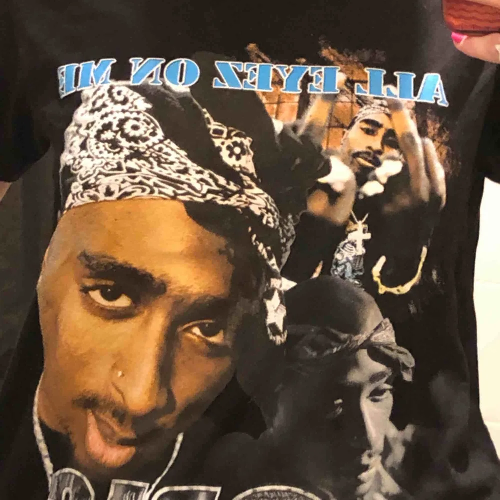 Cool 2pac t-shirt, minns ej vart jag köpt den men den är i bra skick. Storlek s ((:. T-shirts.