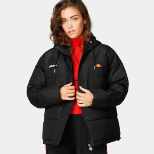 Dunjacka från Ellesse  - Säljer min fina ellesse jacka! Nypris 1199kr. Använd endast ett fåtal gånger. obs: stor i storleken. Pris går att diskuteras❤️