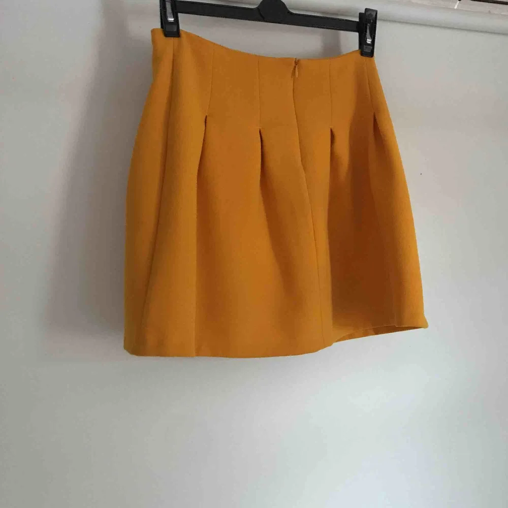 Senaps gul kjol i storlek S från New Yorker, använd 1 gång så den är i väldigt bra skick! Har en dragkedja på baksidan som man ”öppnar” kjolen med! . Kjolar.