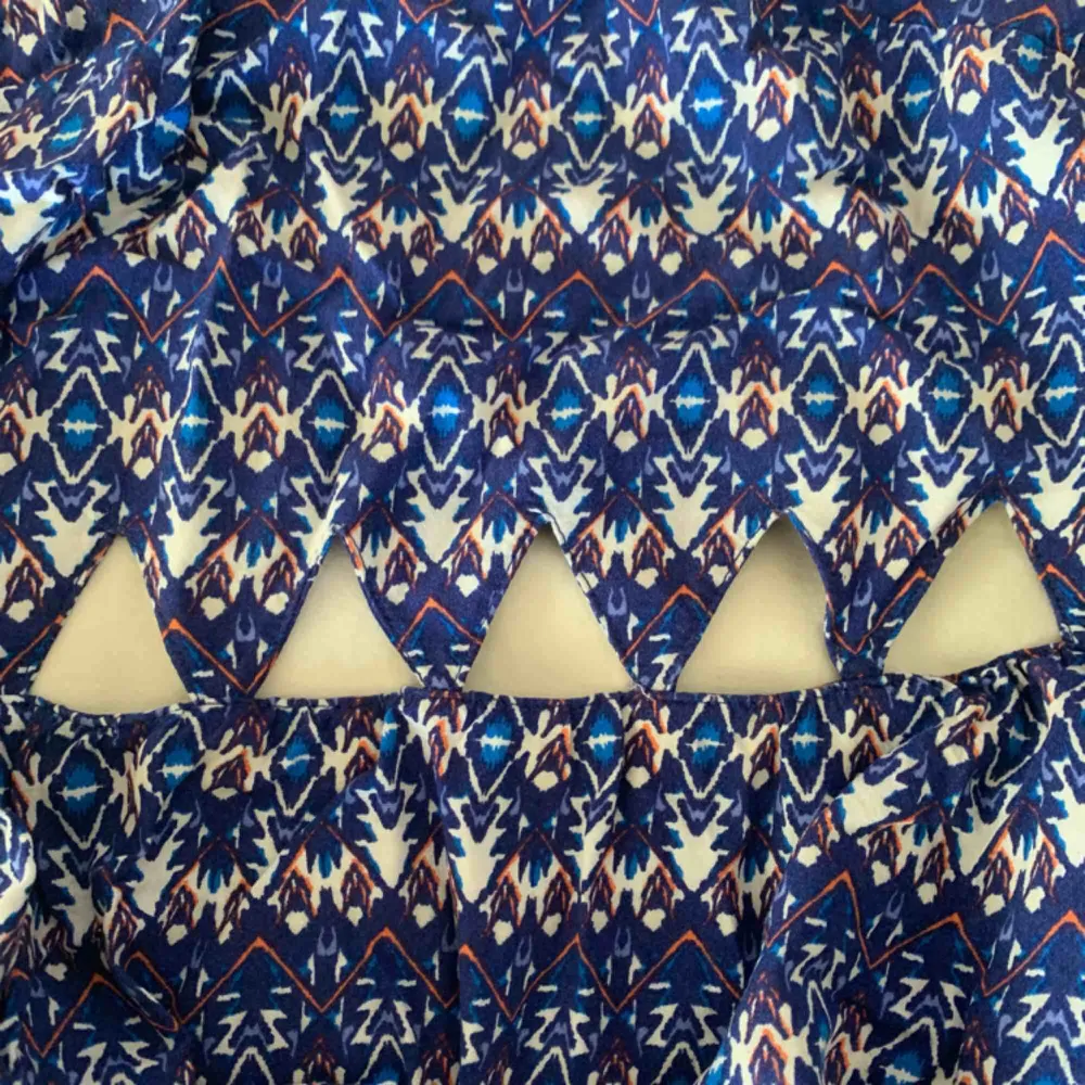 Somrig och söt klänning med utklippta trianglar!💙 Använd 1 gång och säljs nu för att den är för liten. Bra skick! Fler bilder kan skickad vid intresse☺️. Klänningar.