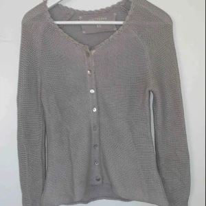  - Väldigt fin Kofta med knappar från sixty days, endast använd en gång. 