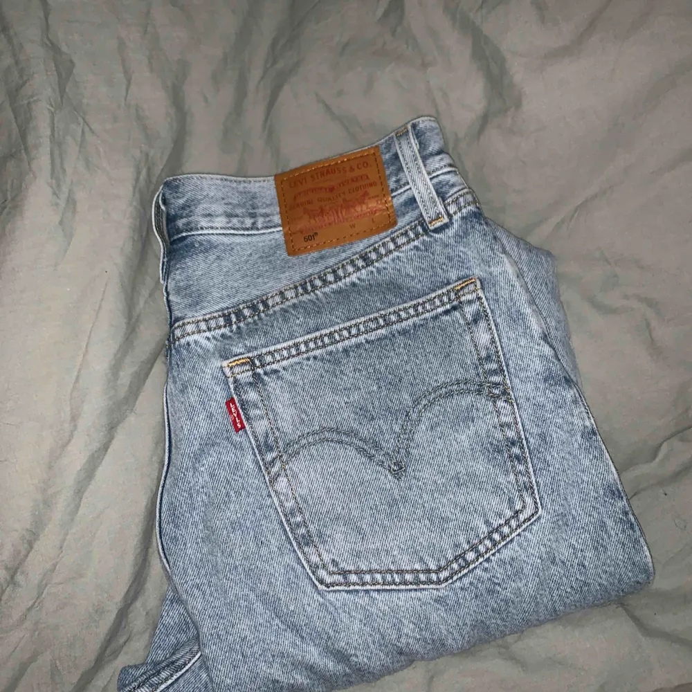 Säljer mina Levis jeans i modellen 501 Crop Montgomery Baked, köpta på Nelly för lite drygt en månad sen och använda 2 ggr! Säljer pga det är lite för stora för mig som brukar ha 34/36 i nederdelar. Kan gå ner i pris vid snabb affär!! . Jeans & Byxor.