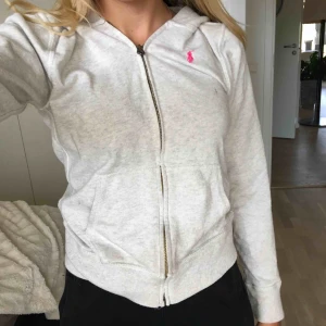  - En kofta i fint skicka men har en fläck vid brösten men som säkert går bort om man tar lite vanish på den