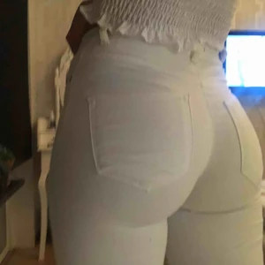  - vita, tighta, högmidjade jeans, super snygga & bekväma på 🌻 köparen står för frakt 