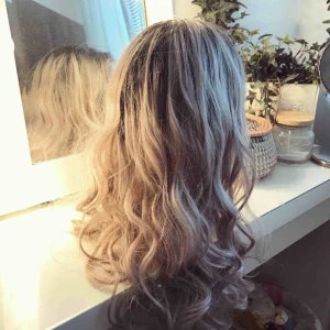  - Helt oanvänd syntetperuk i nyskick från Rapunzel of Sweden. Nätet vid hårfästet är fortfarande oklippt. Köpte den för något runt 1000-lappen.