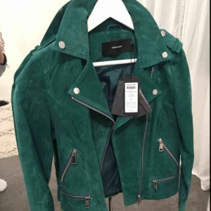  - Grön mockajacka i bikermodell från Vero Moda. Nypris 899 SEK. Aldrig använd. Kan mötas upp, annars står köparen för frakt.