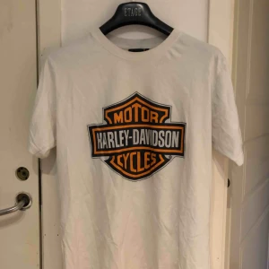  - Harley t-shirt. Använd fåtal gånger men har har fått lite blåa fläckar uppe vid halsen för jag råkat mixa tvätten. Syns knappt i verkligheten.  Köpt för:400kr