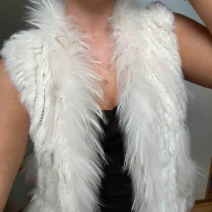 - Äkta vit pälsväst. Köpt för 1000 men använder den inte längre 