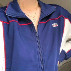  - Supercool tjocktröja från Levis. Köpt på en outlet i Italien förra året. Säljer pga brist på användning 🥰