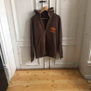  - Äldre hoodie från adidas i trevligt urtvättat skick. Kan hämtas i Uppsala eller skickas mot fraktkostnad 