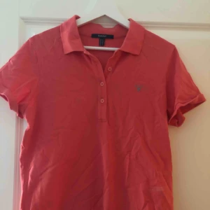  - Corallfärgad piké från GANT