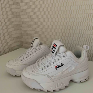  - Vita fila skor använda ett par gånger! Storlek 36 och frakt tillkommer!