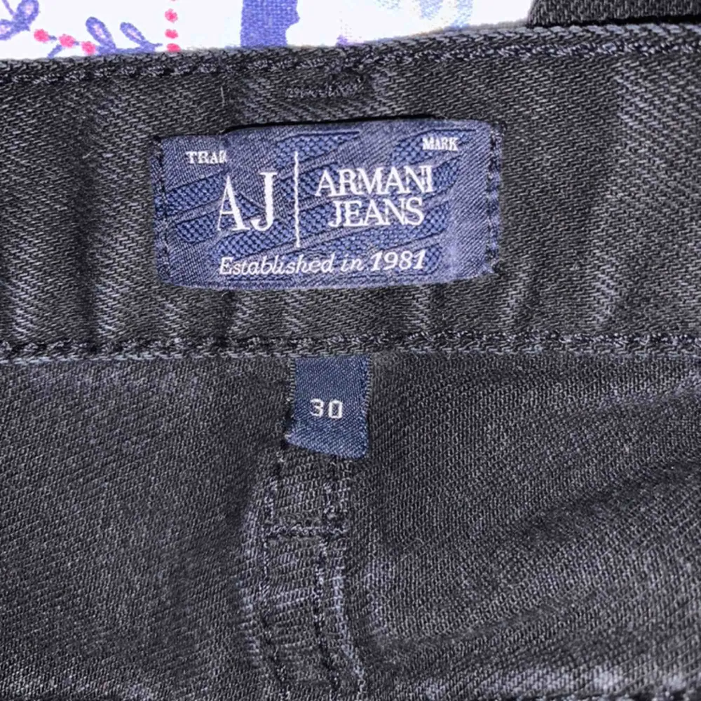 Säljer ett par svarta Armani jeans i herr storlek 30, något uppsydda men passa någon som inte är längre än 180cm. Kan tänka mig att eventuellt gå ner i pris. . Jeans & Byxor.