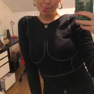  - en jättecool body med vita sömmar och öppen rygg. Använd kanske 4-5 gånger. Från Nelly, säljs inte längre. Frakt ingår i priset! 