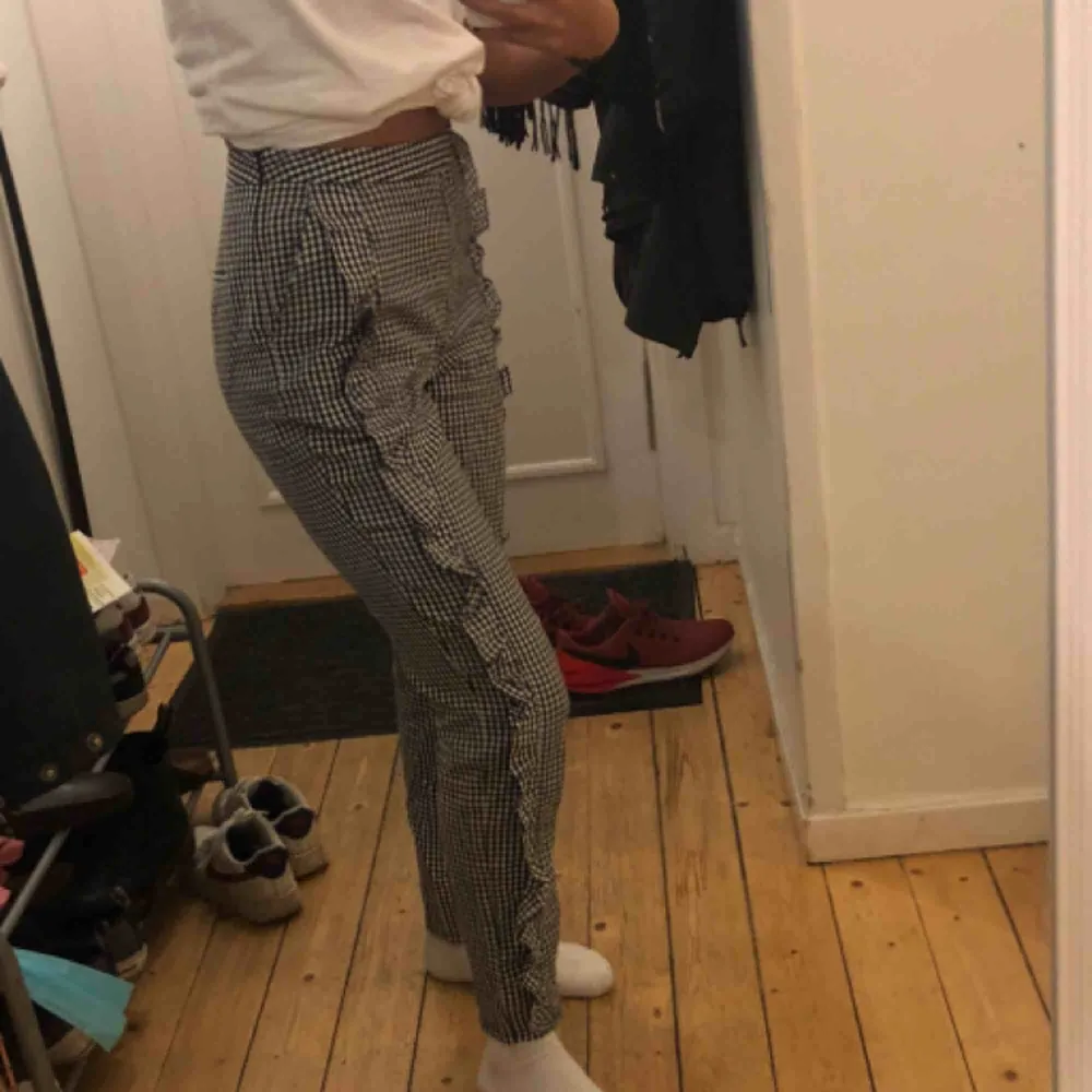 Supeeerfina byxor köpta på NAKD.com Sitter jättefint och har en perfekt längd (jag är 1,64)  Älskar dem men då jag behöver pengarna säljer jag dem. Fraktkostnad tillkommer 😊. Jeans & Byxor.