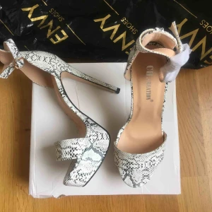  - Snake print High platform 13 cm höga i Storlek 37.  Helt oanvända. Köpt från Envy shoes London. 