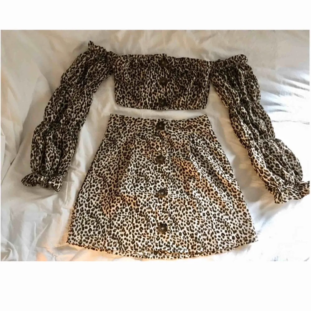 Leopardmönstrat set, offshoulder top och kjol Ärmarna är lite puffiga Jätte fint set . Övrigt.
