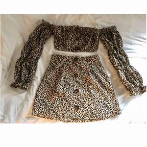 Leopardmönstrat set, offshoulder top och kjol Ärmarna är lite puffiga Jätte fint set 
