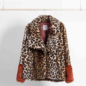 Unik leopardjacka - Baum und pferdgarten kappa. orginalpris 4000kr. SKRIV PRISFÖRSLAG! slåtsåld typ överallt. köpt för 2 år sedan. använd kanske fem gånger. ångest! har en liten skada som knappt syns. be mig skicka bild på de om du är intresserad. snälla köp. de är fejkpäls