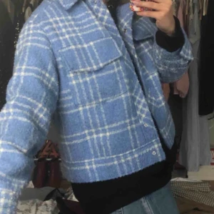  - Jättefin jacka från Monki, strl XS. Köpt här på plick men säljer vidare då det inte riktigt var min stil :)  (Kan mötas upp i Uppsala eller skicka)