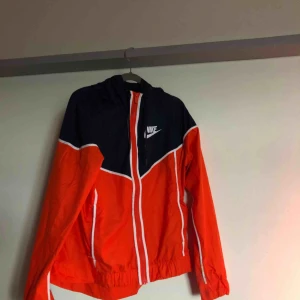  - Vind/sport jacka från Nike. Använd några gånger  Nypris 400. Model dam 