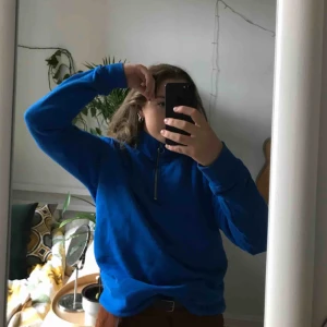 - Blå tröja från Weekday, använd några gånger. Dragkedjan kan man både dra mer och ha uppe. Gosig tröja!