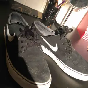 Nike janoski skor:) storlek 39, använt några gånger 🔥 saknar original skosnöre på högra skon för att den gick sönder- utbytt till ett vans original svart skosnöre.. 