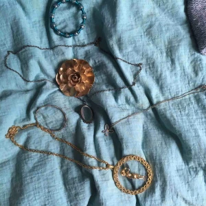  - Lite roliga smycken, pris går att diskutera, kan köpas separat eller tillsammans