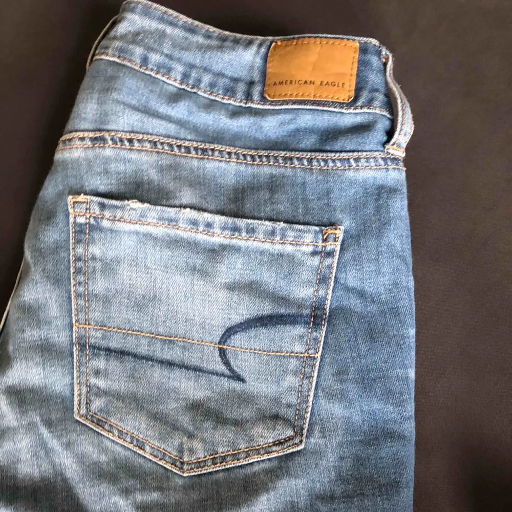 Super fina och sköna jeans ifrån American eagle med slitningar i modellen ”tomgirl” (köpta i usa). Storleken är ”2” vilket motsvarar en W27 som är ungefär en S. Kan mötas upp i Stockholm eller så står köparen för frakt.. Jeans & Byxor.