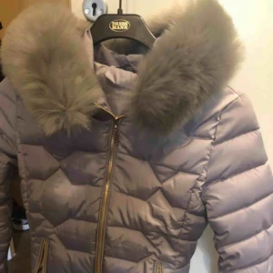  - Fin, helt ny vinterjacka men jättemjuk och fin pälskrage. Ej äkta päls. 200kr eller högsta bud