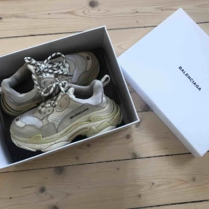  - Balenciaga Triple S white. Storlek 35 men stora i storlek och passar 36-37. Mycket fint skick. Dustbag kartong och extra skosnören följer med. Garanterar äktighet men inget kvitto kvar då jag inte tänkt sälja. Säljes pga köpt annan färg. 