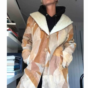  - Patchworkad mockajacka i något längre modell. Fodrad med ”Teddy”, en sorts fårskinnsimitation. Stor huva och rak passform. Väldigt varm och gosig. Köparen står för frakt eller möts i Gbg ✨